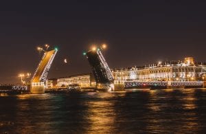 Abertura da Ponte do Palácio, em São Petersburgo, Rússia