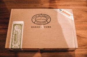Caixa de charutos cubanos legítimos com selo de autenticidade