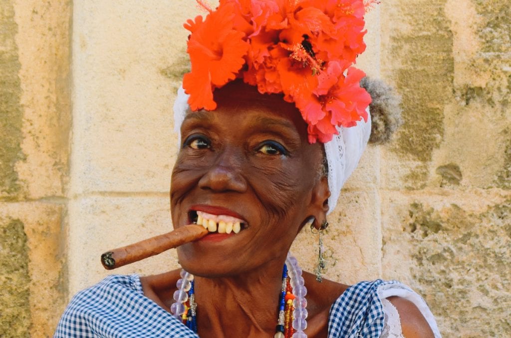 Mulher cubana fumando charuto em Havana, Cuba