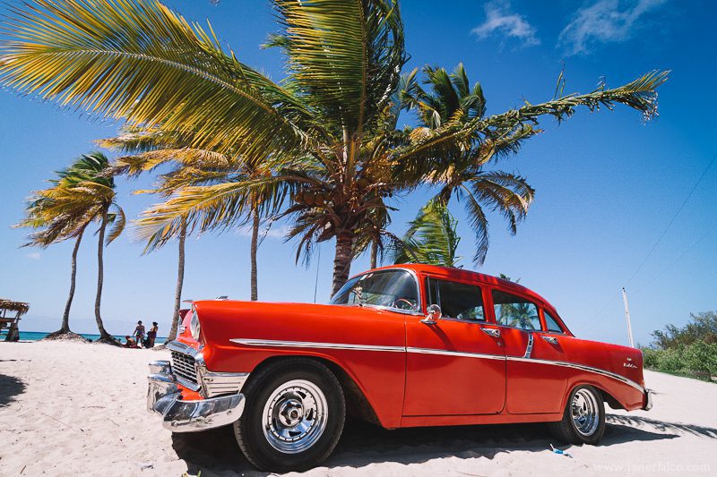 Carro antigo na Playa Santa Lucia, Camagüey, Cuba