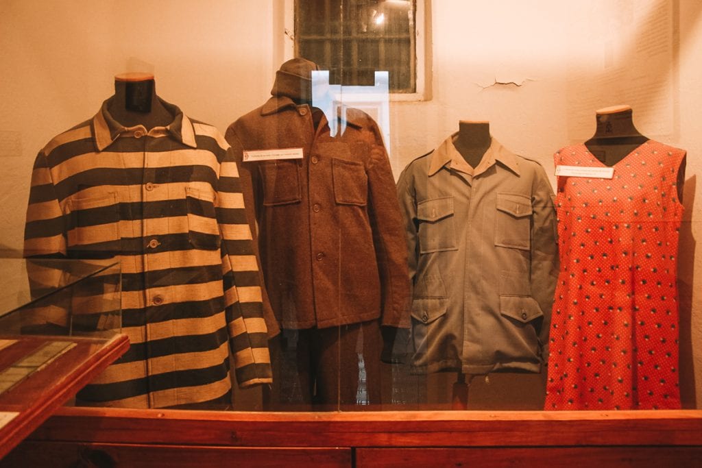 Uniformes expostos no Museu do Presídio, em Ushuaia, Patagônia Argentina