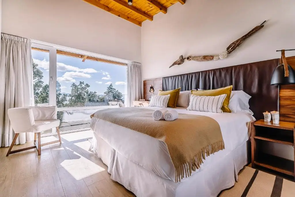 Aguila suítes é o hotel ideal para férias em família em Bariloche e tem vista para o lago