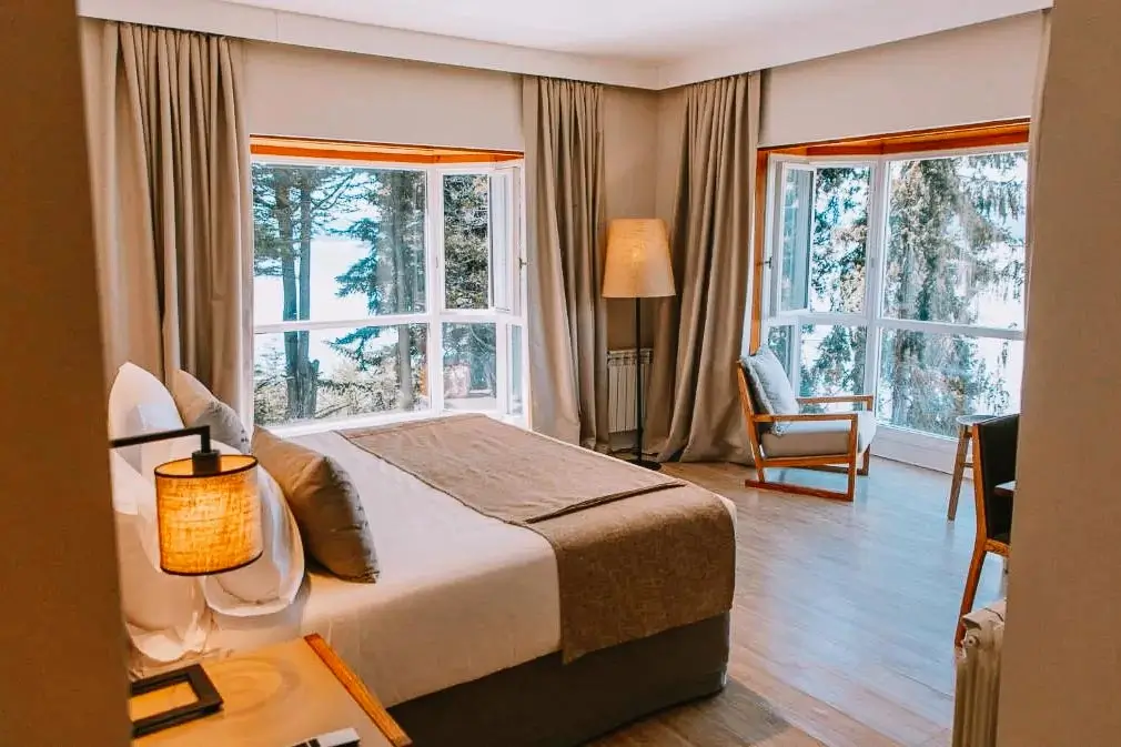 Quarto amplo e luxuoso no La Cascada, hotel com cachoeira e praia particular em Bariloche
