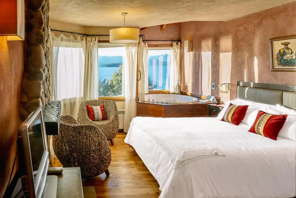 Quarto de hotel em Bariloche com a estética boho chic