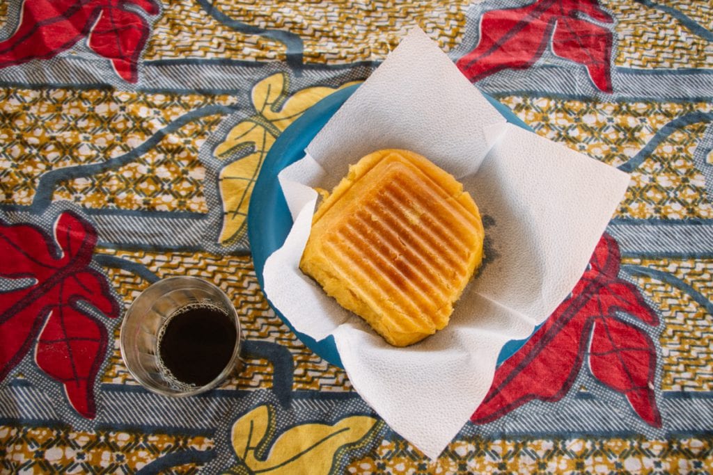 Café da manhã na comunidade Kalunga, com pão de cenoura e manteiga