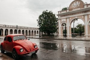 Fusca estacionado em frente ao Arco do Triunfo de Cienfuegos, Cuba