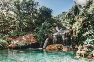 Cachoeiras e poço de água cristalina em El Nicho, Cuba