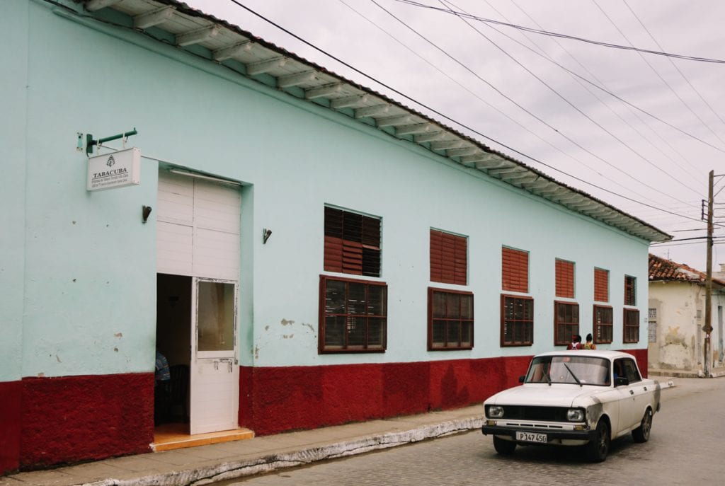 Fachada da Fábrica de Tabacos Constantino Pérez Carrodegua, em Santa Clara, Cuba