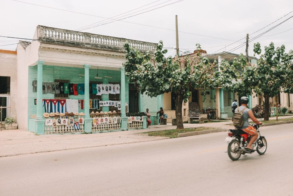 Loja de souvenirs com camisas de Che Guevara em Santa Clara, Cuba
