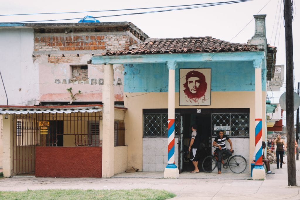 Casa com imagem de Che Guevara na fachada em Santa Clara, Cuba