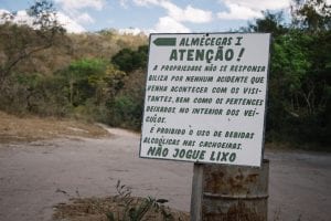Placa de avisos na cachoeira ALmécegas I, Chapada dos Veadeiros