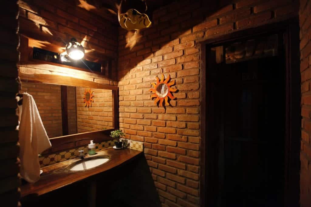 Banheiro de um dos Chalés Vale do Sol, em Ibitipoca, Minas Gerais