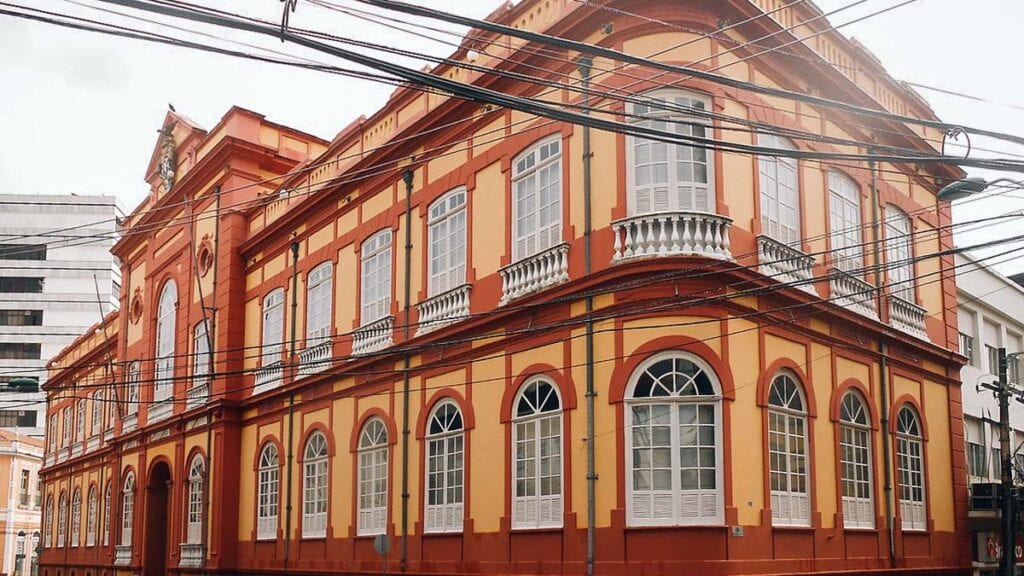 O belo edifício da Biblioteca Pública do Amazonas ainda preserva elementos decorativos trazidos da Europa