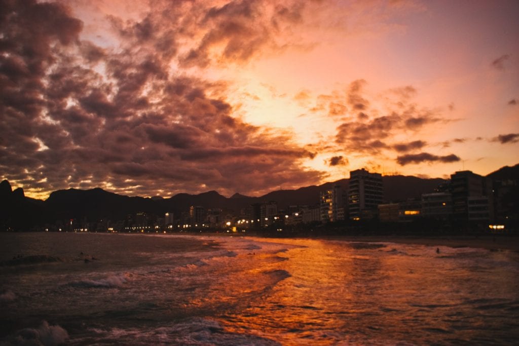 Pôr do sol visto da Pedra do Arpoador, no Rio de Janeiro