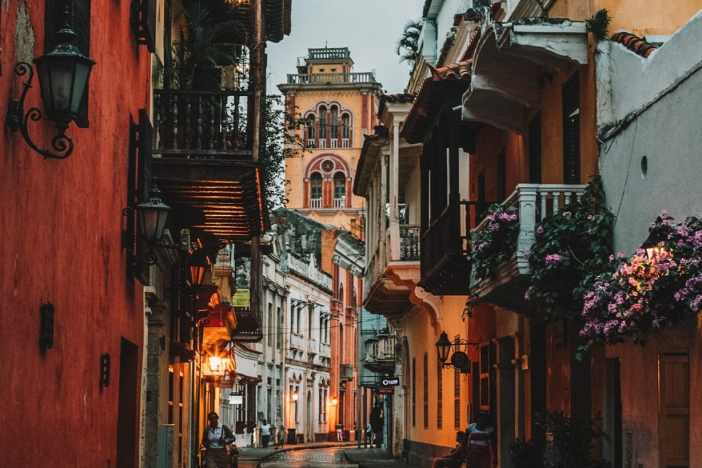 Ruas de Cartagena, na Colômbia, ao amanhecer