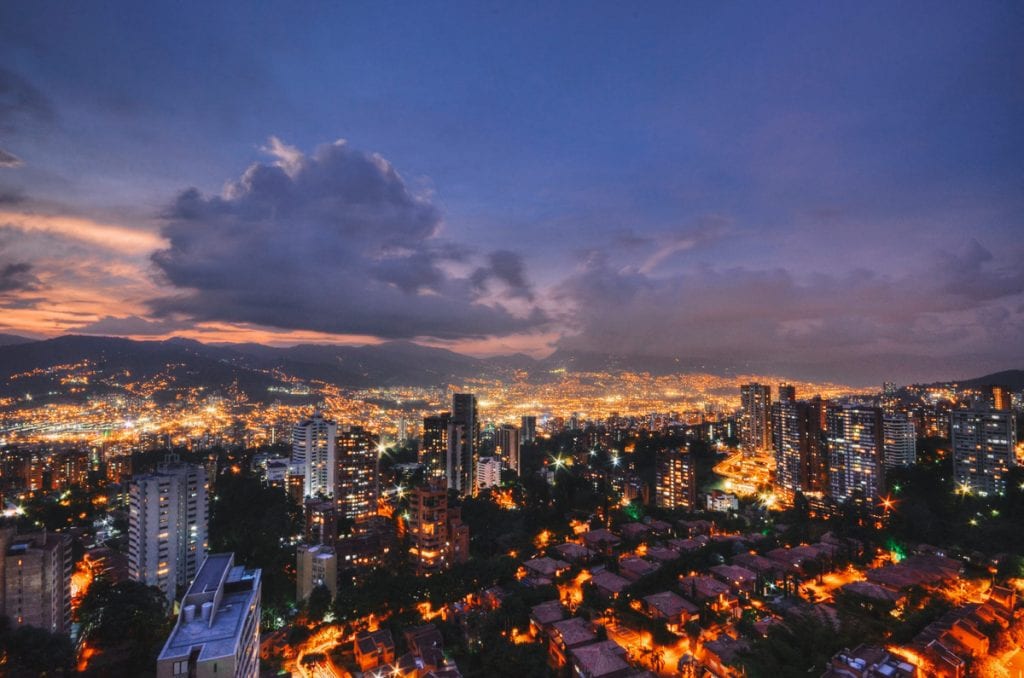 Noite em Medellín, uma das cidades para visitar na Colômbia
