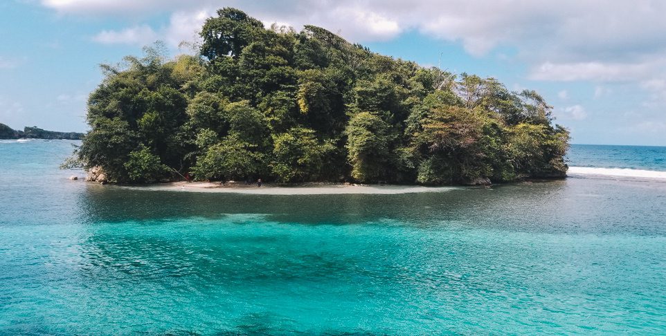 Monkey Island vista da San San Beach, Port Antonio, Jamaica