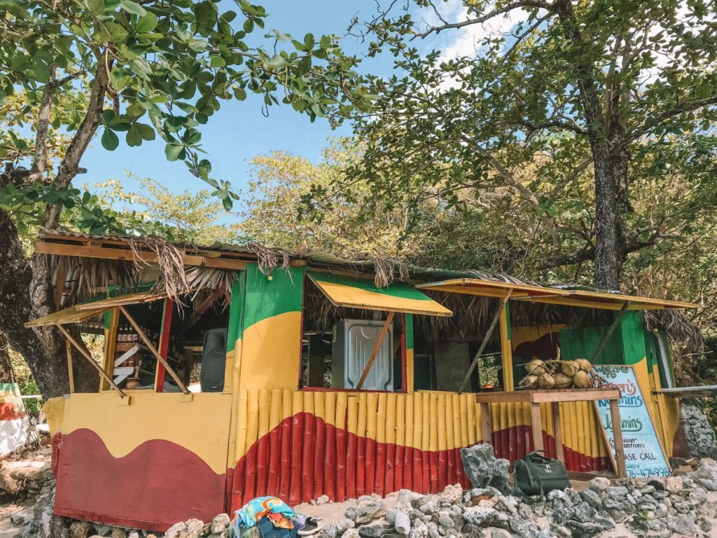 Casinha colorida em Winnifred Beach, Port Antonio, Jamaic