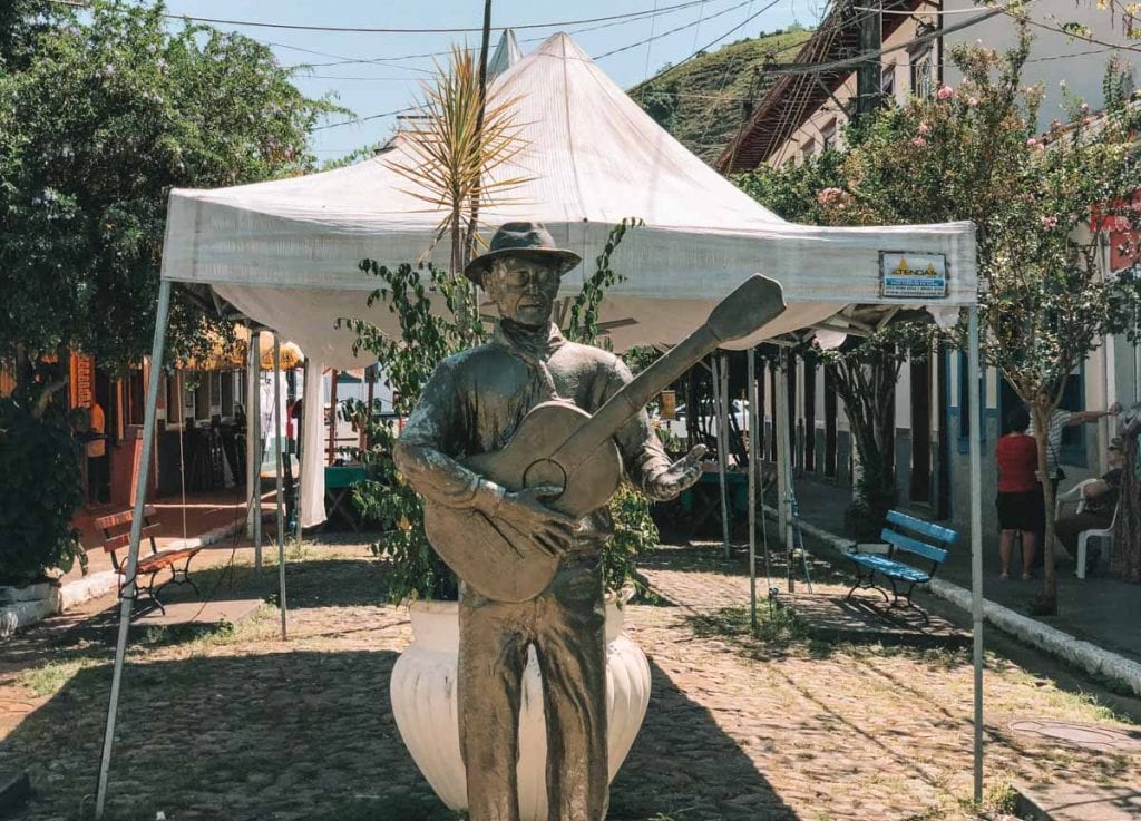 Estátua de José Borges Freitas, um dos grandes responsáveis pela tradição das serestas e serenatas em Conservatória
