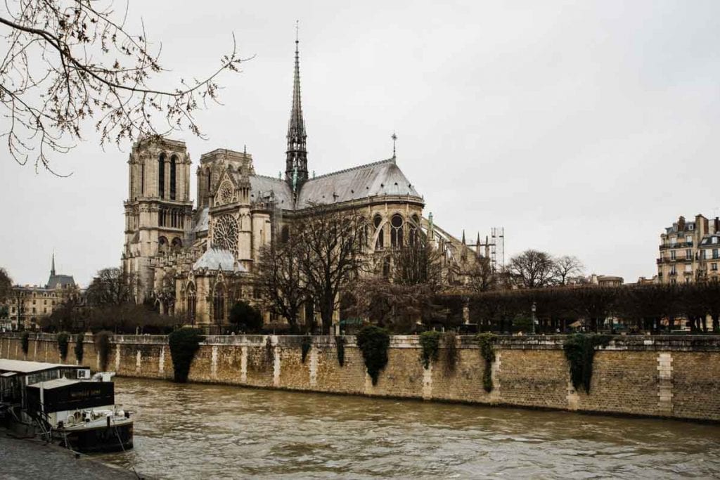 Catedral de Notre-Dame, um dos principais pontos turísticos de Paris, França