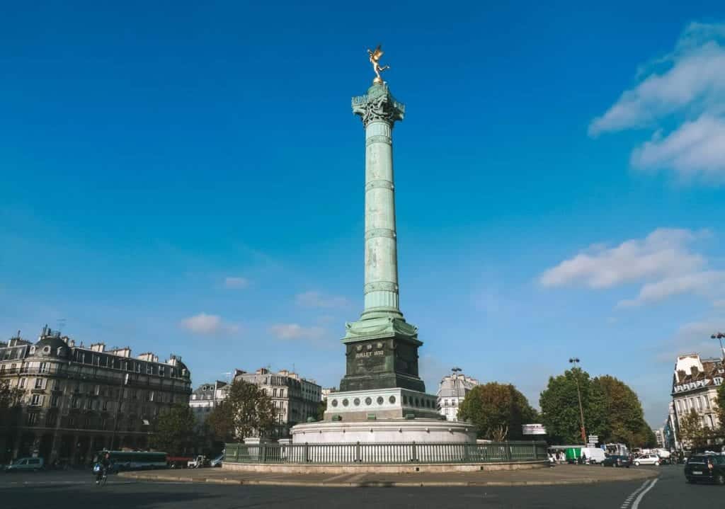A Praça da Bastilha está no limite entre o 4º, 11º e 12º arrondissements em Paris, França