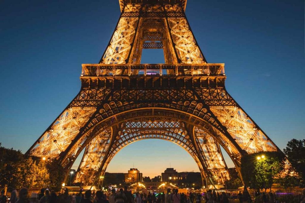 Torre Eiffel, o principal ponto turístico de Paris, França