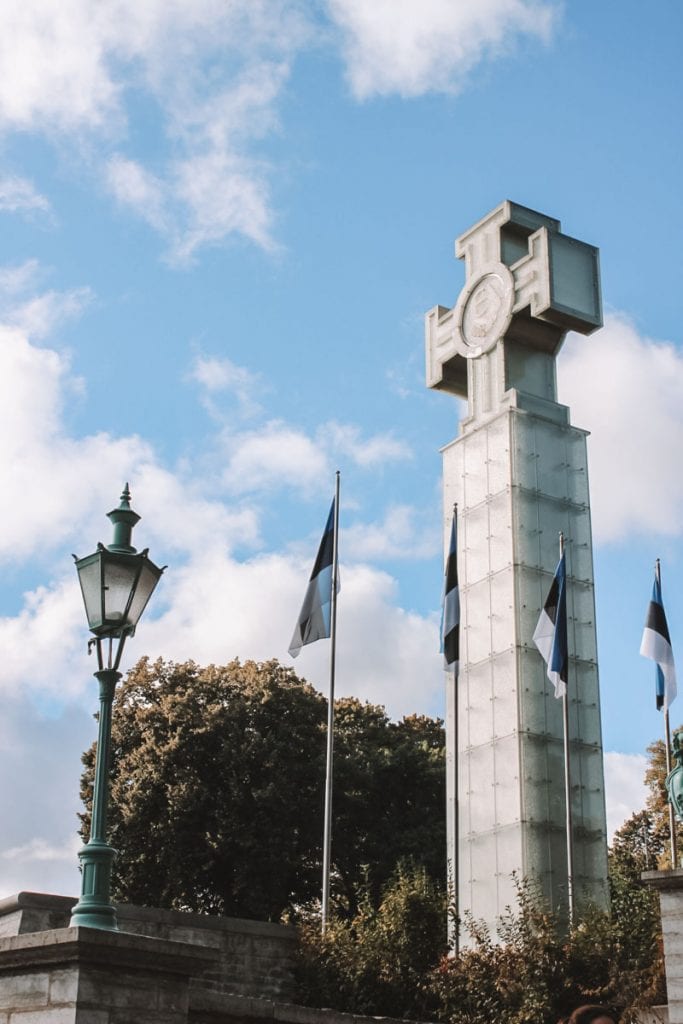 Cruz de vidro na Praça da Liberdade de Tallinn, Estônia