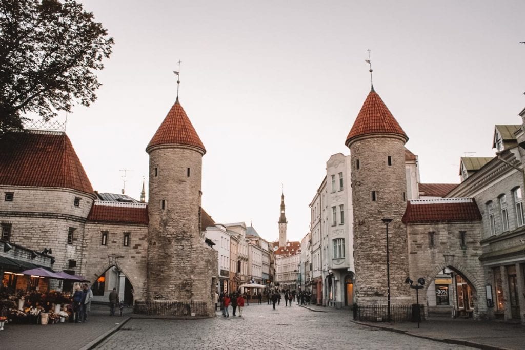 Viru Gate, o principal portão para a Old Town de Tallinn, Estônia