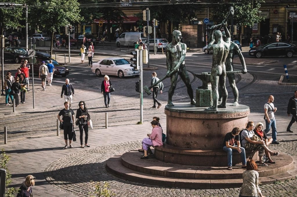 Three Smiths, ou Três Ferreiros, símbolo da nação e ponto de encontro em Helsinque