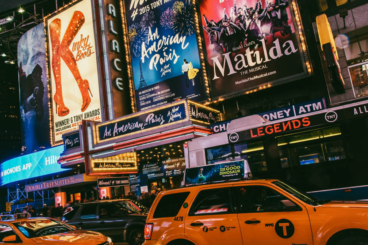 Musicais da Broadway: os shows mais famosos e como comprar ingresso