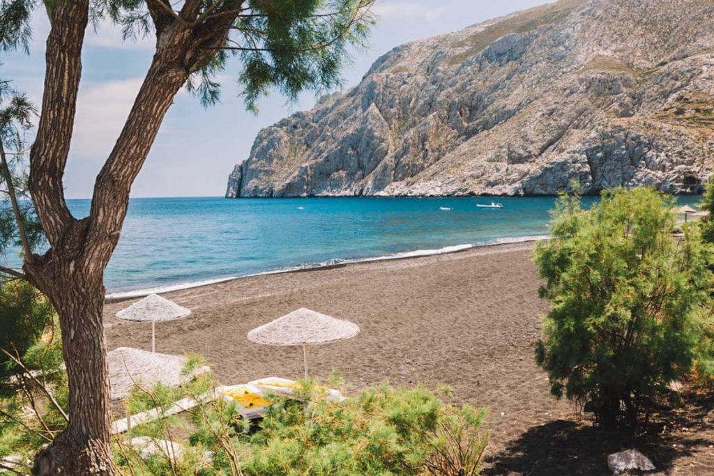 Kamari, uma boa localização para ficar em Santorini, Grécia.