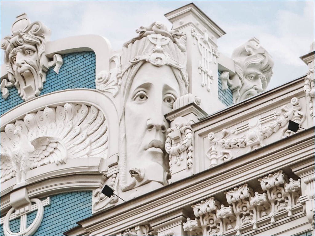 Detalhes de uma fachada em estilo Art Nouveau na Alberta Iela, Riga