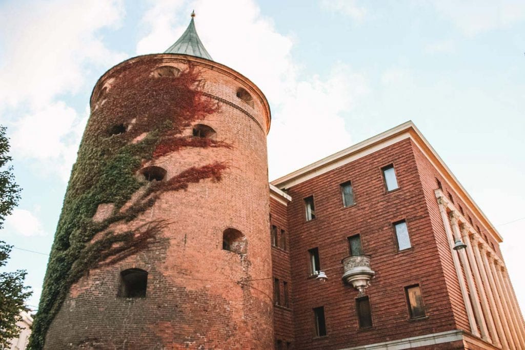 O Museu da Guerra da Letônia abriga a antiga Torre de Pólvora em Riga
