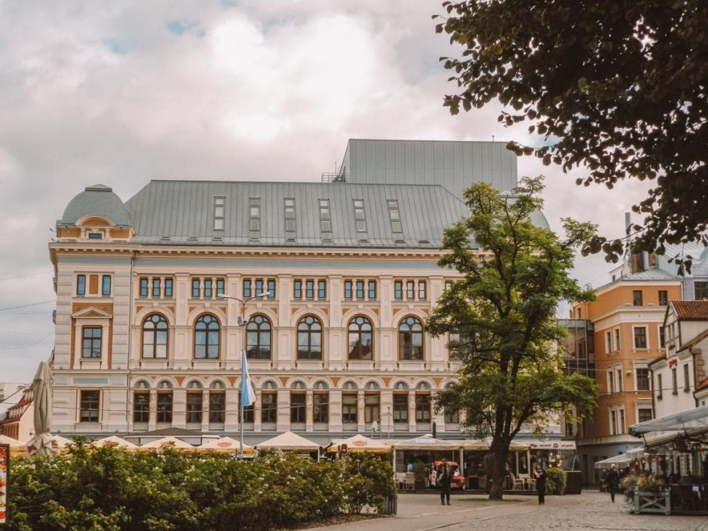 Praça Livu no Centro Histórico de Riga, Letônia