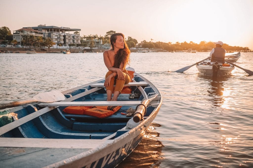 Indo de barco para a Ilha do Amor, em Alter do Chão