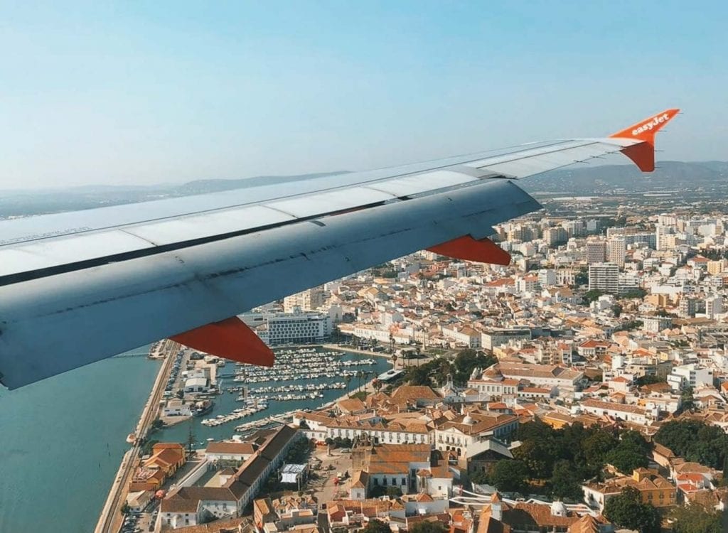 Avião sobrevoando Faro, em Portugal