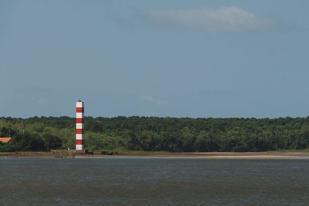 Farol de Soure visto do porto da Prainha, em Salvaterra