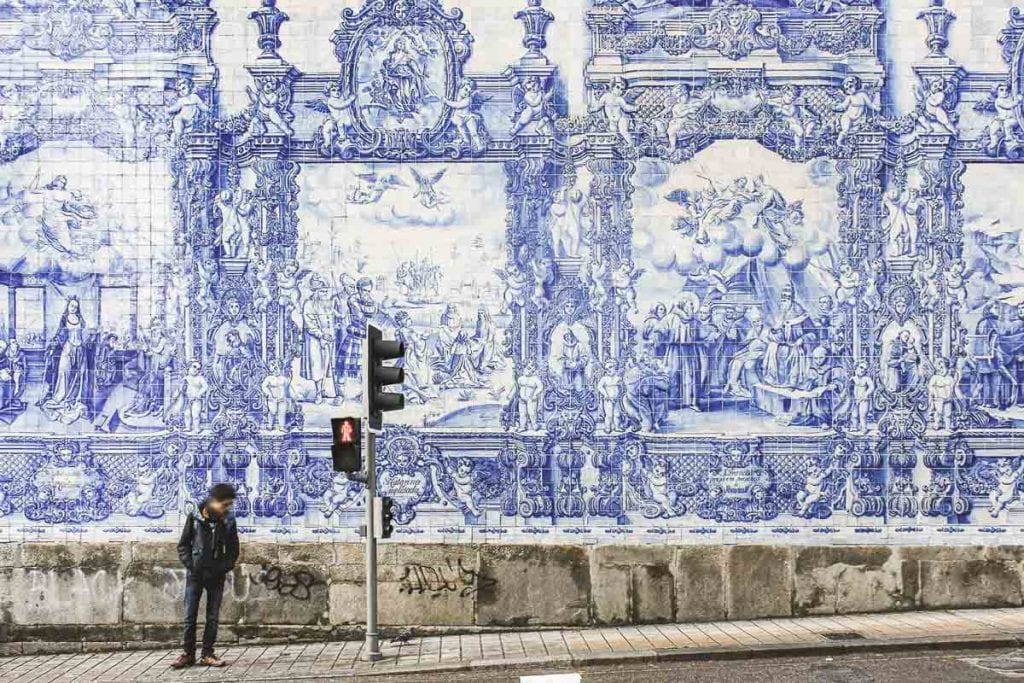 Azulejos da Capela das Almas, na Baixa do Porto, Portugal