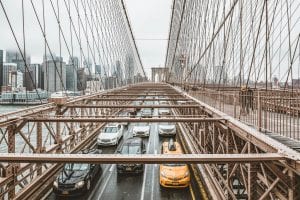 Carros em uma ponte dos Estados Unidos