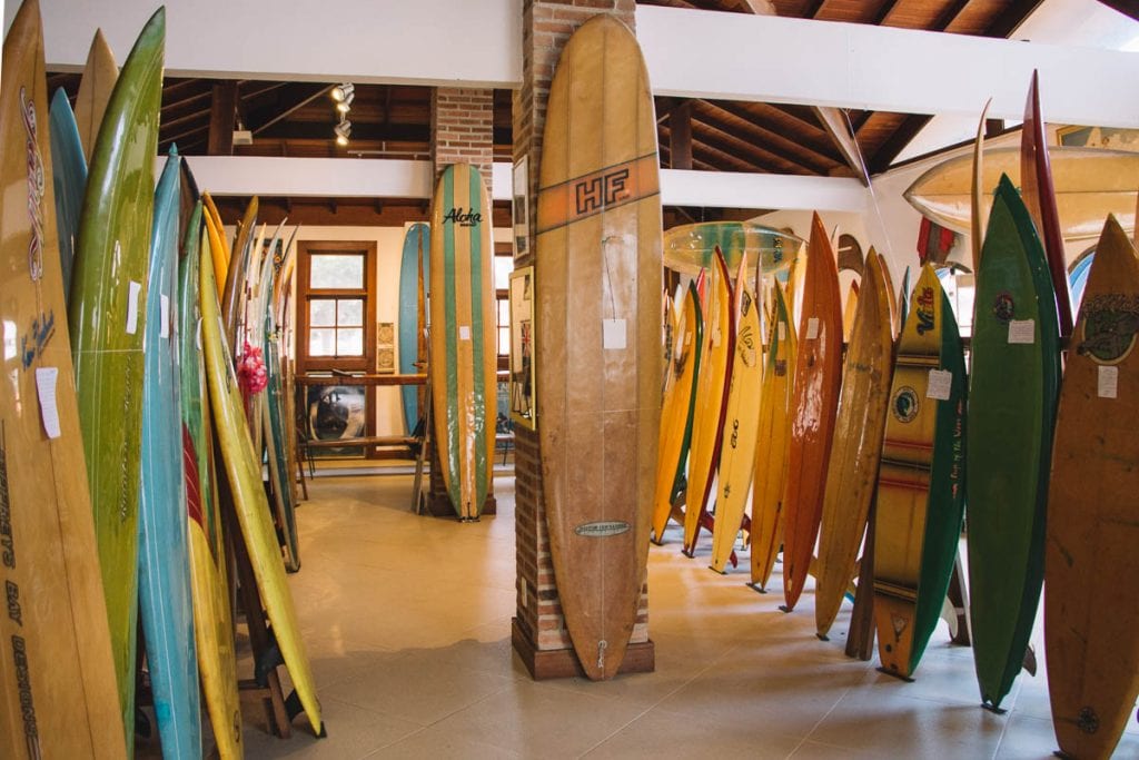 Pranchas históricas expostas no Museu Internacional do Surf, um ótimo lugar para visitar em Cabo Frio com Chuva