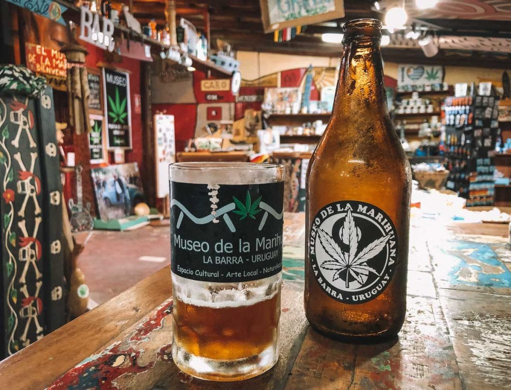 Cerveja de cannabis vendida no Museo de la Marihuana, Punta del Este, Uruguai