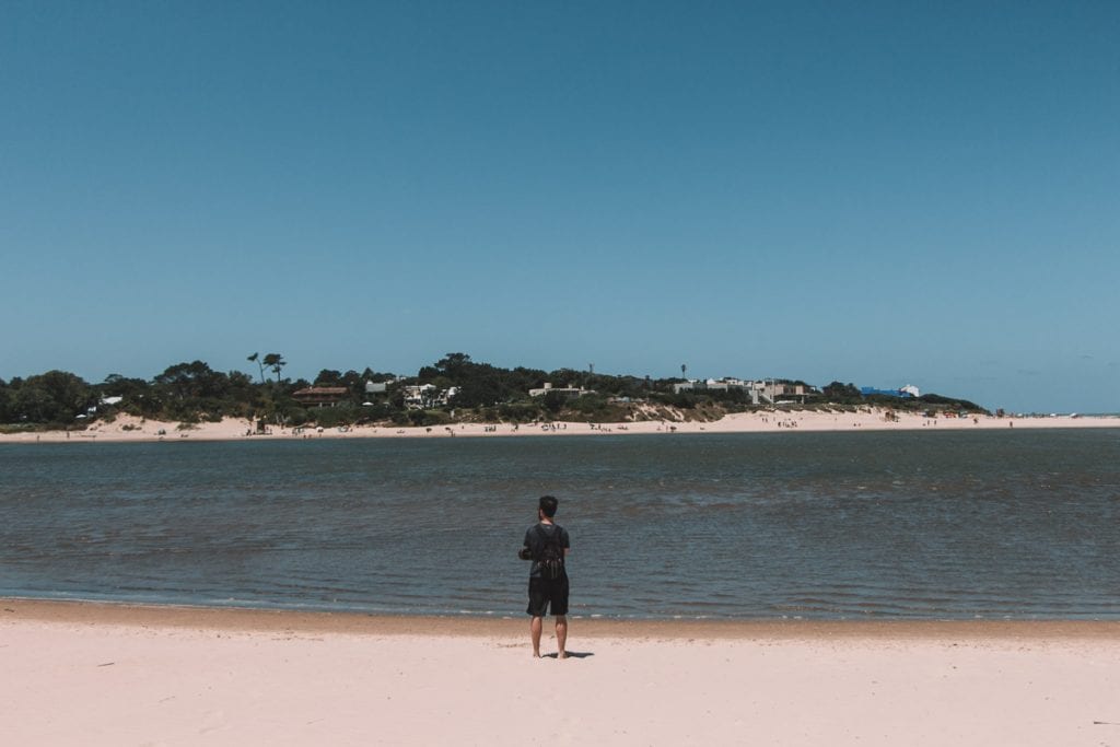 Playa El Placer, praia de águas calmas em Punta del Este, Uruguai