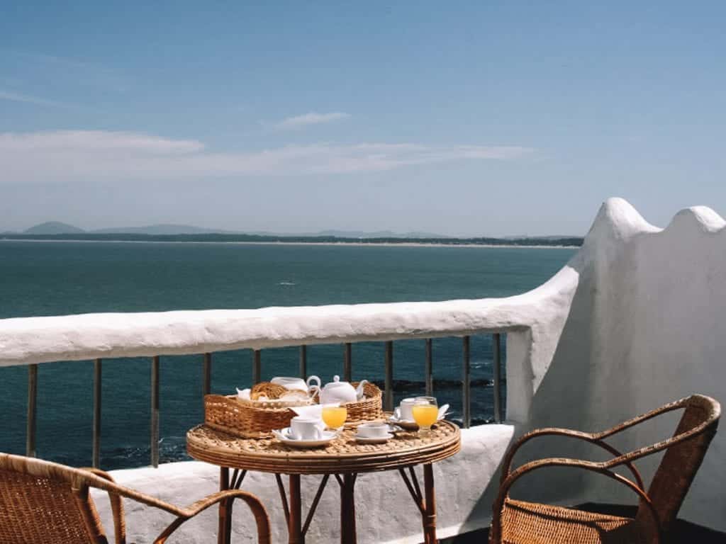 Café da manhã com vista para o Rio da Prata no Hotel Casapueblo, Uruguai