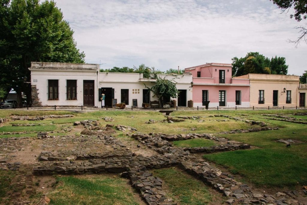Ruínas da Casa do Governador na Plaza de Armas em Colonia do Sacramento, Uruguai