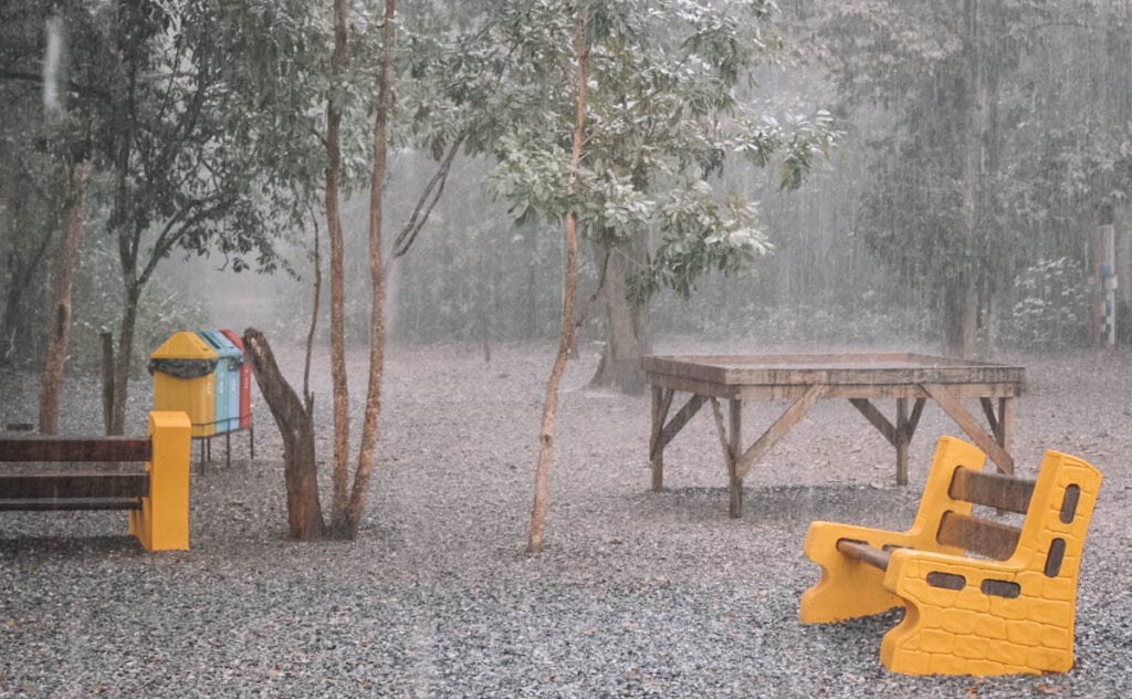 Chuva forte na recepção da Gruta do Lago Azul, em Bonito