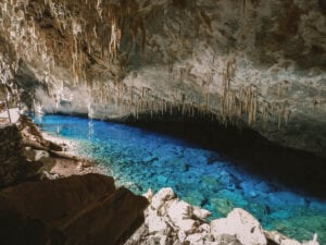 Cores vívidas na Gruta do Lago Azul, cartão postal de Bonito, Mato Grosso do Sul