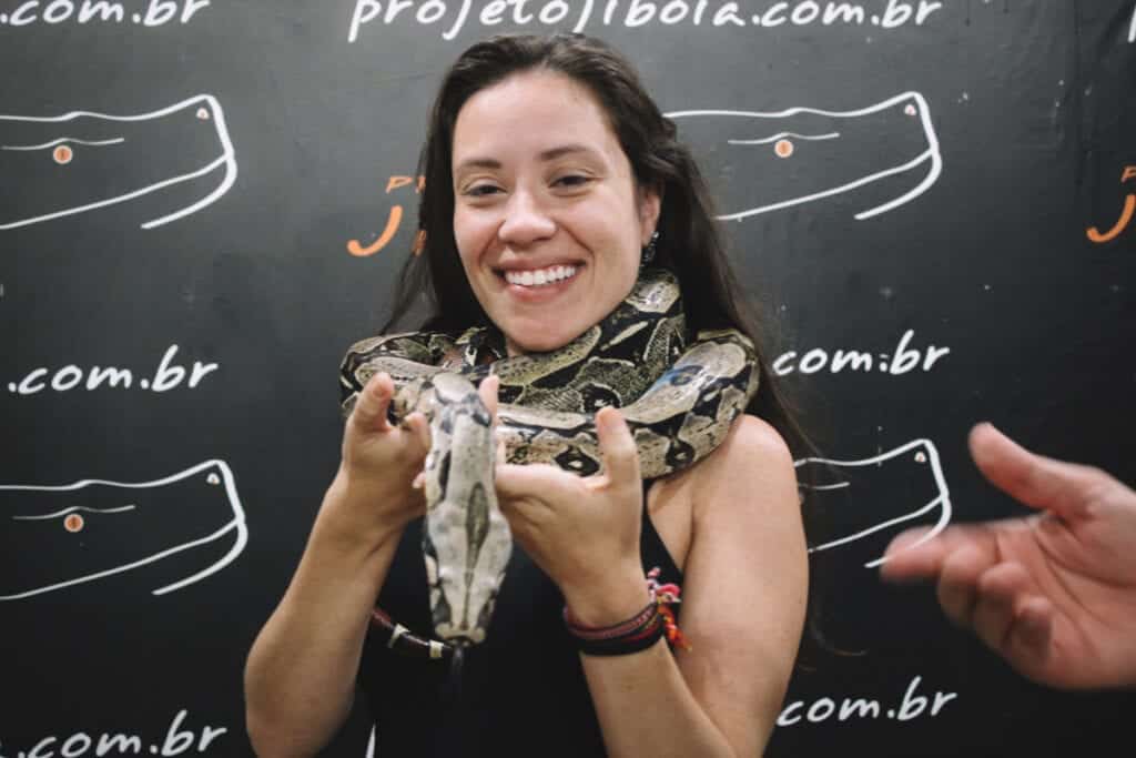 Gisele com a serpente no pescoço ao final da palestra no Projeto Jiboia, em Bonito