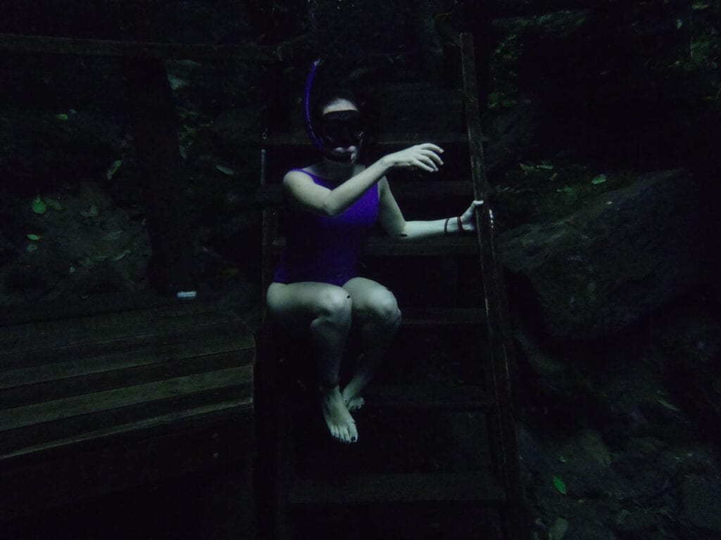 Pausa para uma pose na escada submersa da Lagoa Misteriosa, em Bonito