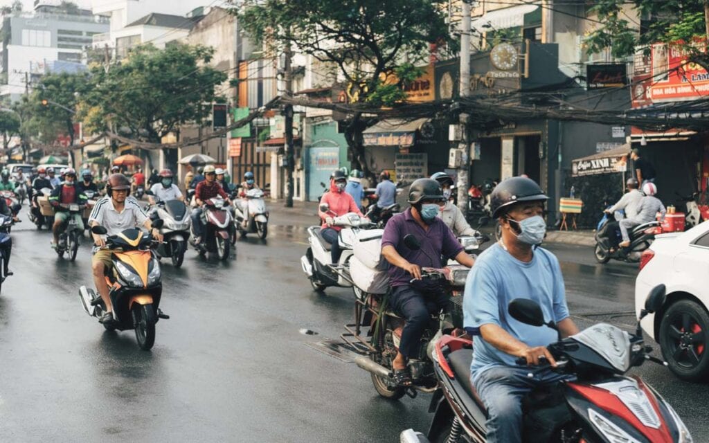 Motocicletas para todos os lados e trânsito caótico no Vietnam