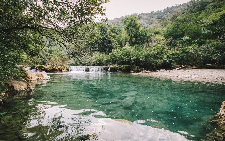 Cachoeira da Fonte, no Parque Boca da Onça, um dos melhores passeios em Bonito